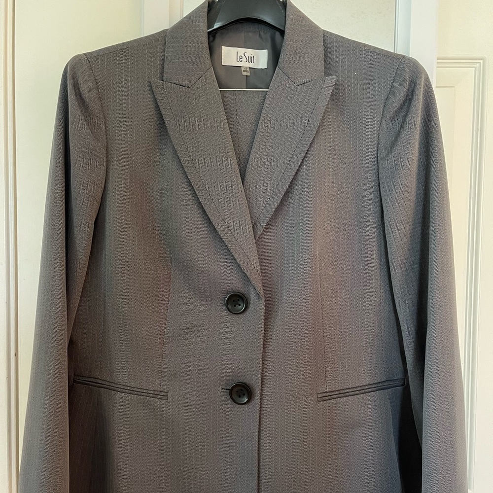 Women’s Le Suit Pants Suit